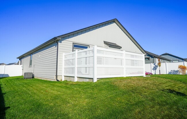 Building Photo - Charming and Exceptionally Clean, 3 Bedroom