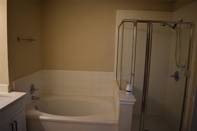 Building Photo - 16048 Limestone Lake Dr