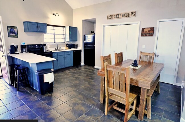 Building Photo - MOVE IN READY