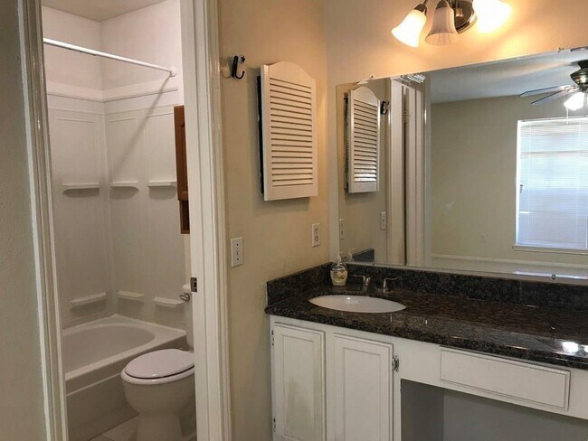 Building Photo - 1103 Ashdale Dr