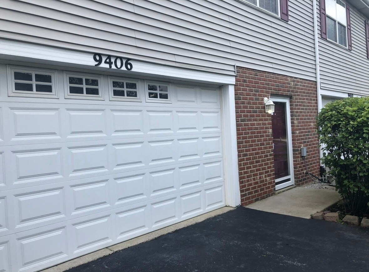 Side entrance back door - 9406 Huber Ct