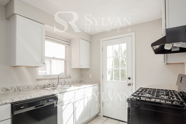 Building Photo - Charming brick 3-bedroom, 1-bath home features a deck and patio!