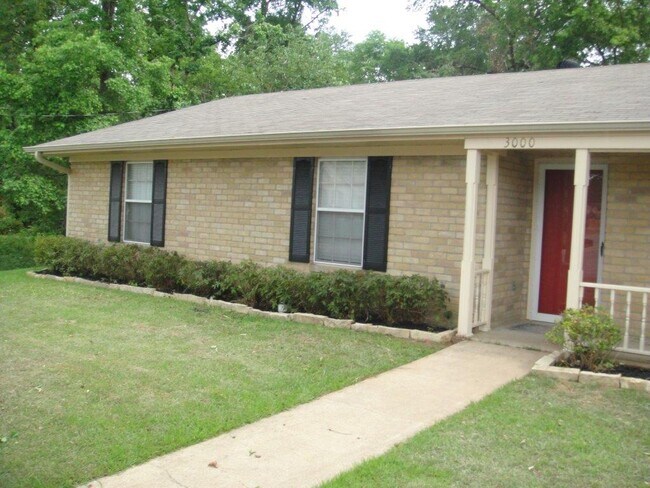 Building Photo - 3000 Mona Dr