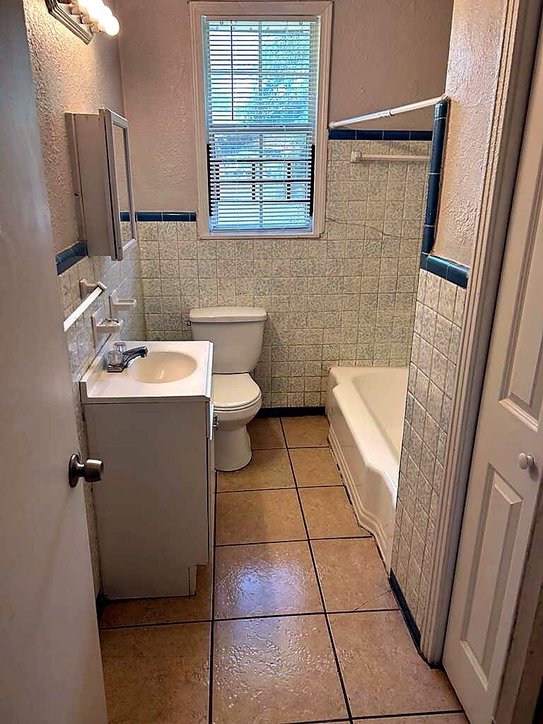 Building Photo - 330 W 26th St