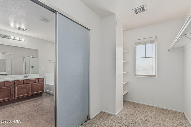 Building Photo - 1242 E Strawberry Dr