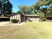 Building Photo - ** 3 Bed 2 Bath located off Wares Ferry ro...