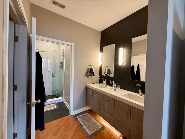 Building Photo - Stunning 2 Bed 2 Bath in the Wicker Park area