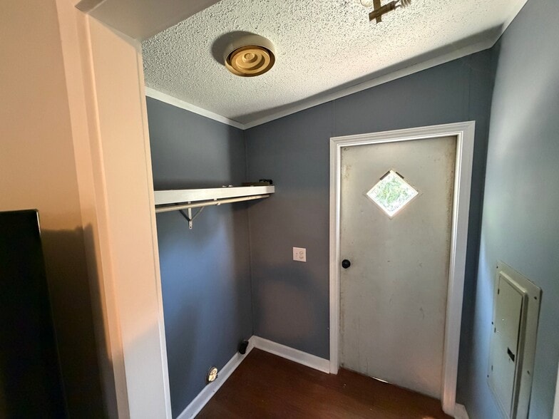 Building Photo - 2611 Warhorse St
