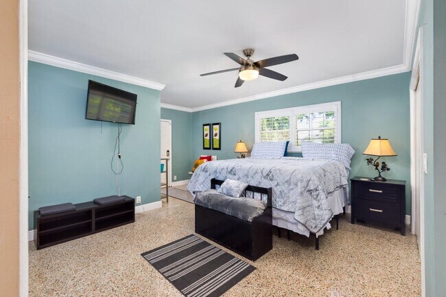 Building Photo - 145 SE 3rd Ave