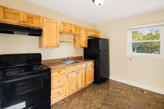 Building Photo - Sunny 2-Bedroom Home with Fenced-In Yard a...