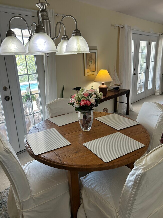 Building Photo - 1220 Lakeside Dr