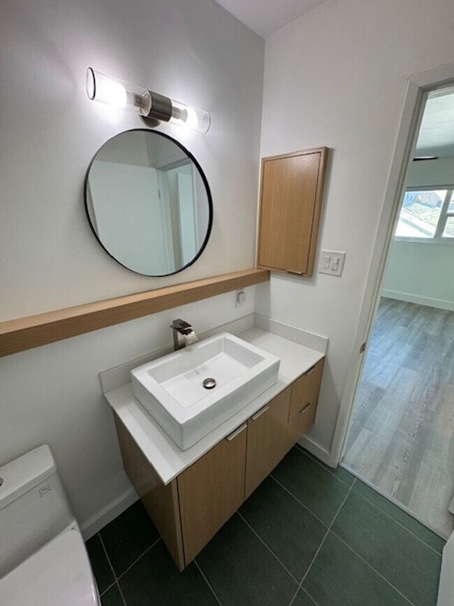 Building Photo - Modern Alamitos Beach 2 bedroom Condo plus...
