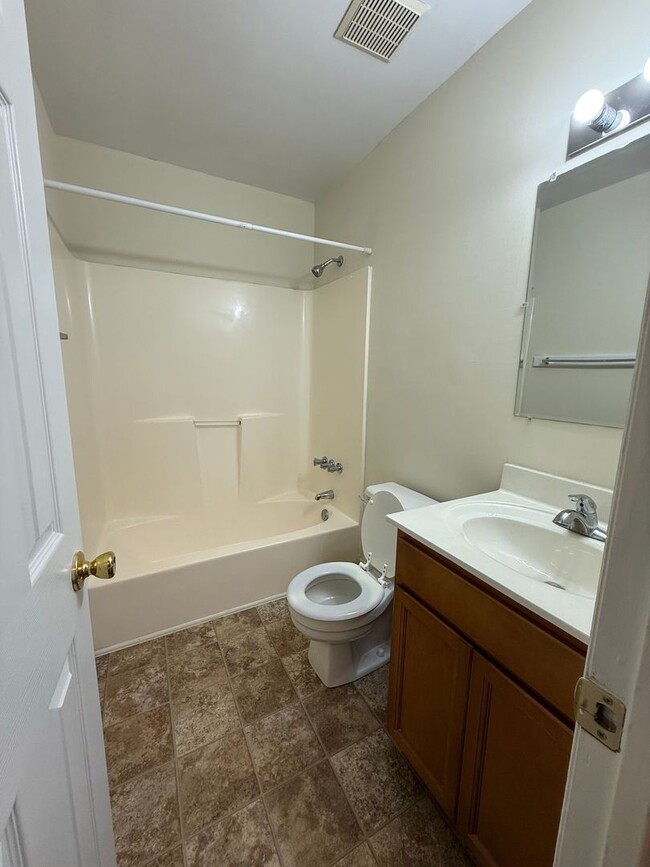 Building Photo - Nice 2 bedroom, 2 bath Duplex