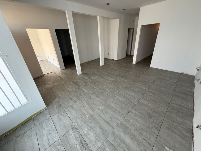 Building Photo - l1551