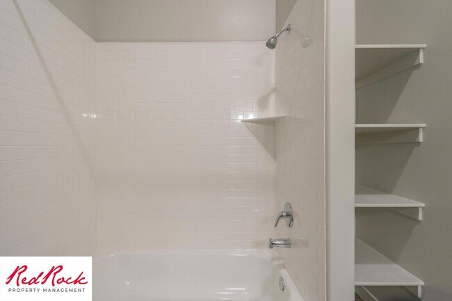 Building Photo - Inviting 2 Bedroom End Unit Condo - Pet Friendly!