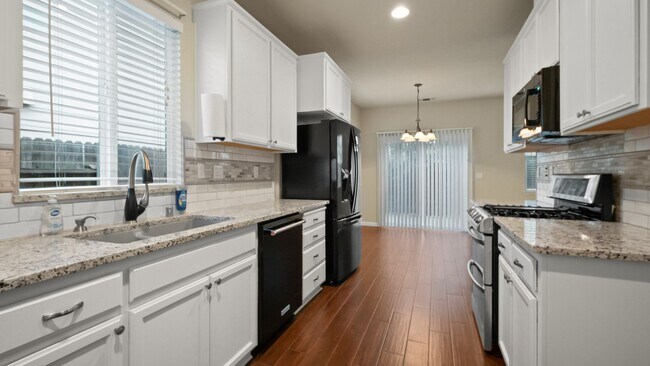 Building Photo - Beautiful 3 bedroom single story home