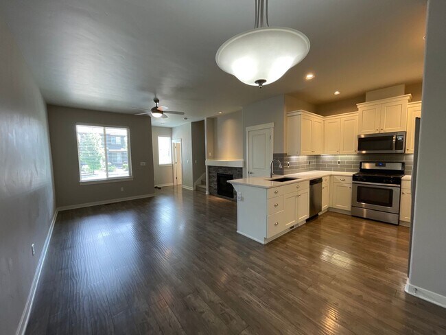 Building Photo - 3 Bedroom Townhome  in SW Redmond  - Parkl...