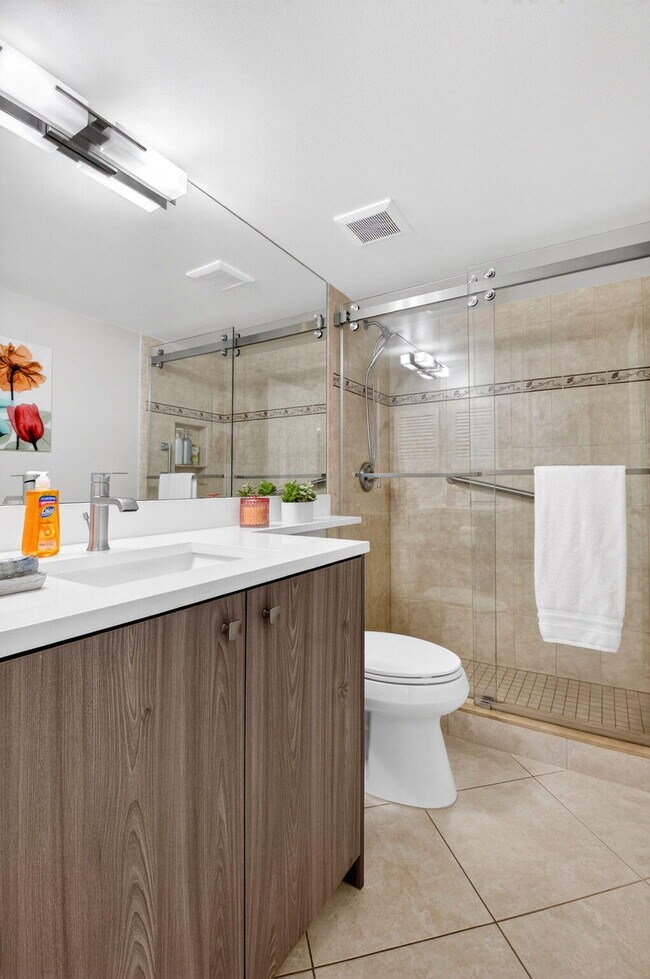 Building Photo - 75 Venetian Dr