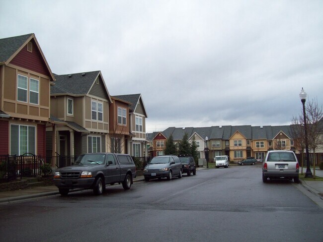 Building Photo - 1652 NW Shadow Hills Lane ~ Excellent Beth...