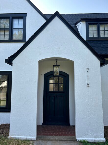 Building Photo - 716 Riverside Dr