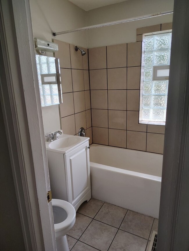 Building Photo - 2 Bed, 1 Bath Home for Rent