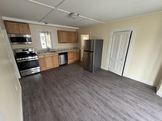 Building Photo - Newly Renovated 3BR Apartment with Modern Updates – Convenient Location!