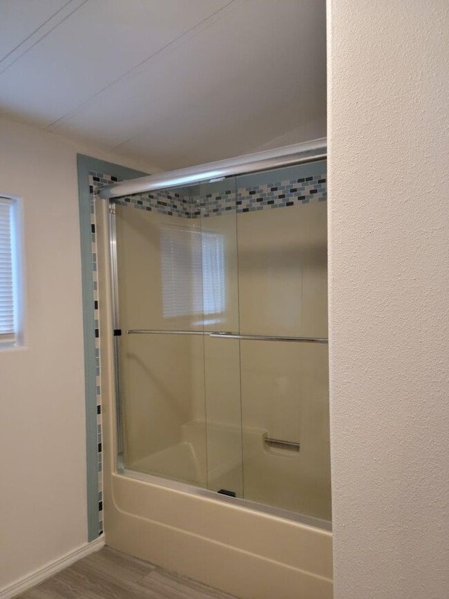 Building Photo - 930 NW Donahoo St