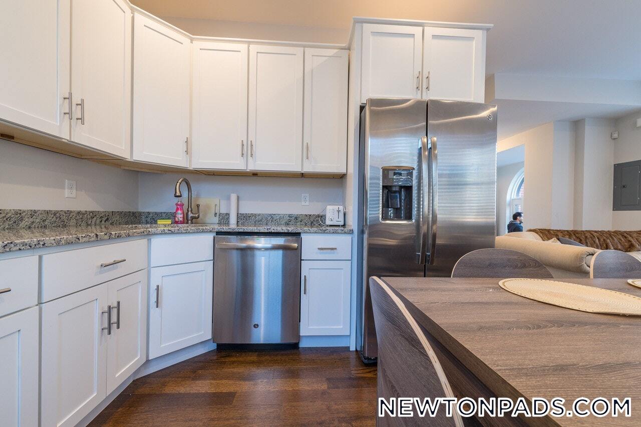 Building Photo - 2044 Beacon St