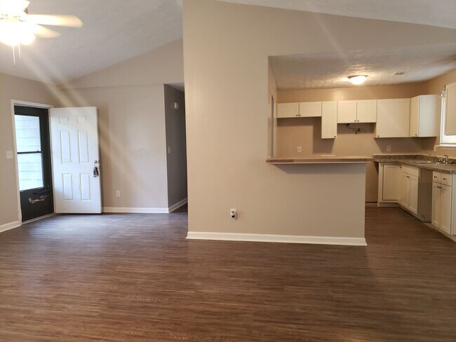 Building Photo - Spacious Ranch-Style 3 Bedroom Home with Bonus room Large back yard!