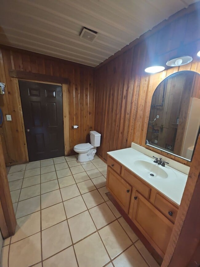 Building Photo - Peaceful 3-Bedroom Country Home with Barn and Large Front Porch in Walling, TN