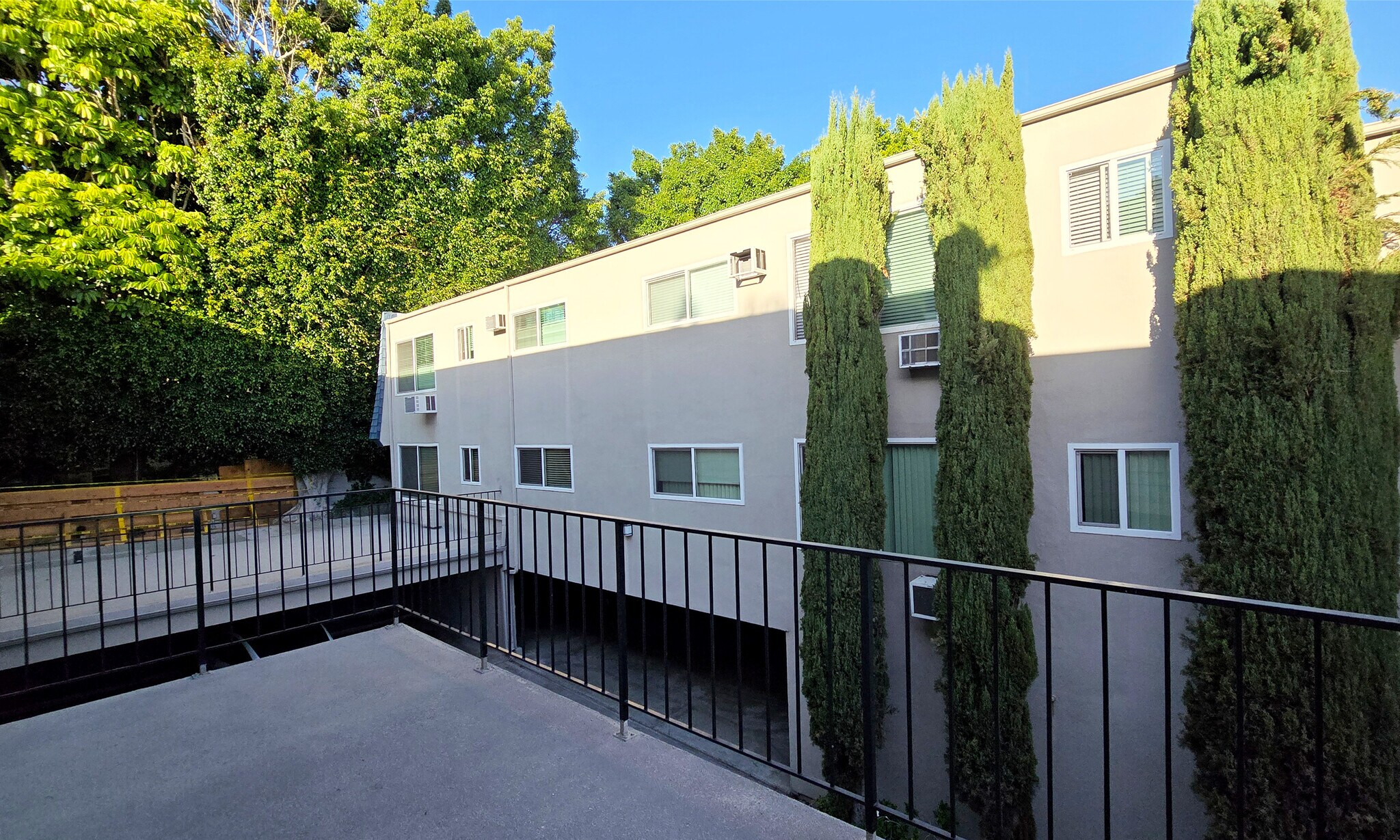Balcony - 972 Larrabee St