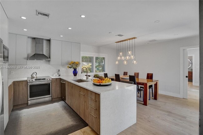 Building Photo - 2011 NE 31st Ct