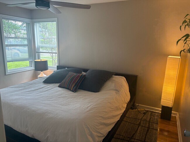 Building Photo - Furnished 2 bedroom 1 bath cottage with landscape included and split mini ducts