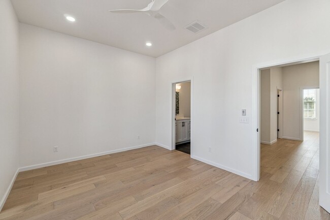 Building Photo - Townhome 2 bed 2.5 Bath "The White Workroom" in The Heart of Selah