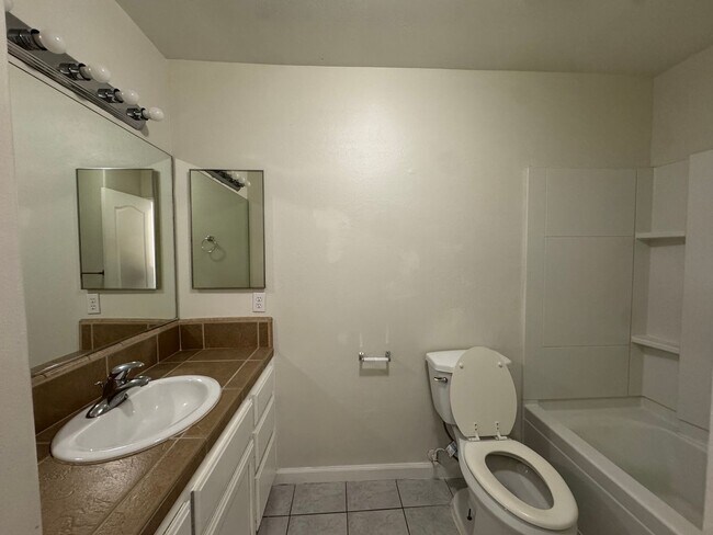 Building Photo - Spacious SW Bakersfield home!