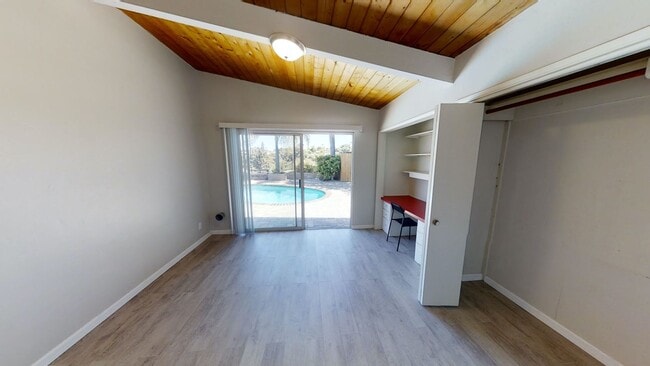 Building Photo - POOL house! BIG rooms! 8 Bedrooms (Lease o...