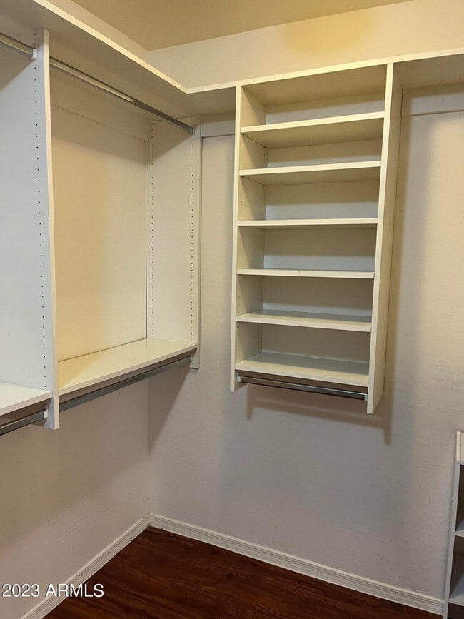 Building Photo - 1301 E Briarwood Terrace