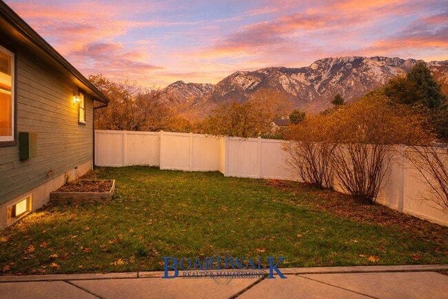 Building Photo - Beautiful 6 Bedroom Home in Sandy!