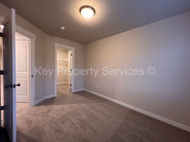 Building Photo - Newer Townhome in North Vancouver/Ridgefield