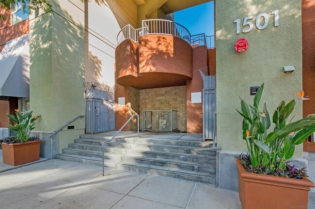 Building Photo - Beautiful One Bedroom Condo in the " Piazza Palermo." building! Pet considered!!