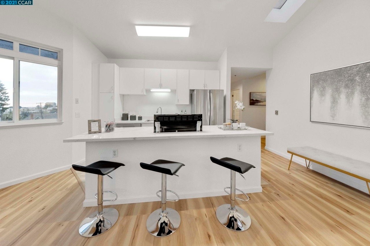 Breakfast Counter - 2615 Telegraph Ave