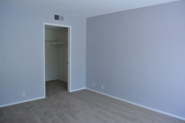 Building Photo - BEAUTIFUL "HILLCREST VILLAGE"  CONDOMINIUM HOME WITH GARAGE