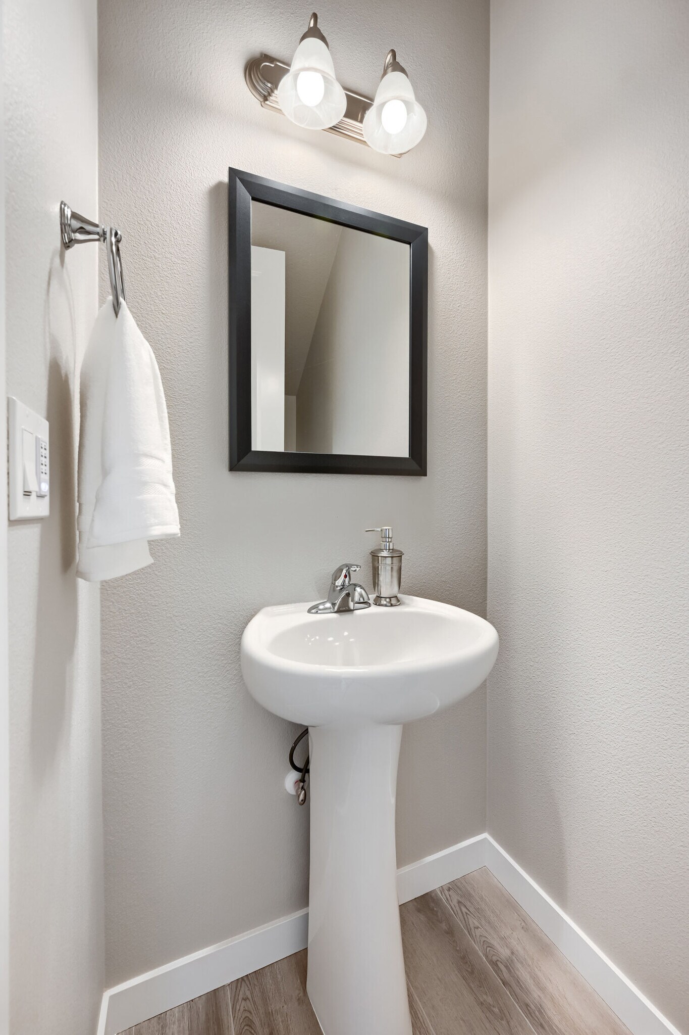 Building Photo - 2614 Waterlily Dr