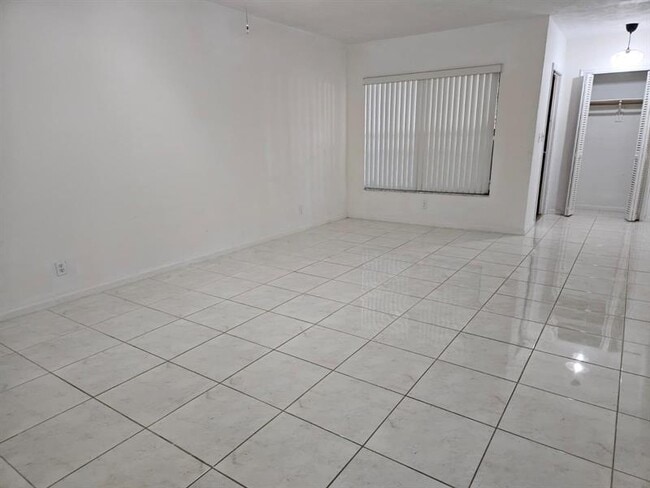 Building Photo - 7904 NW 70th Ct