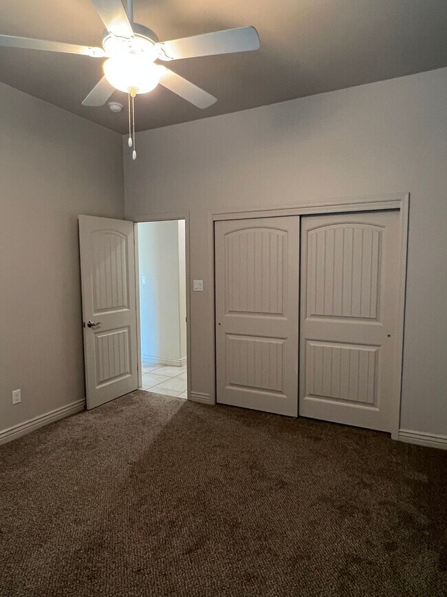 Building Photo - 4 BEDROOM HOME!