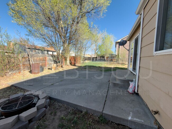 Building Photo - Spacious Split Level