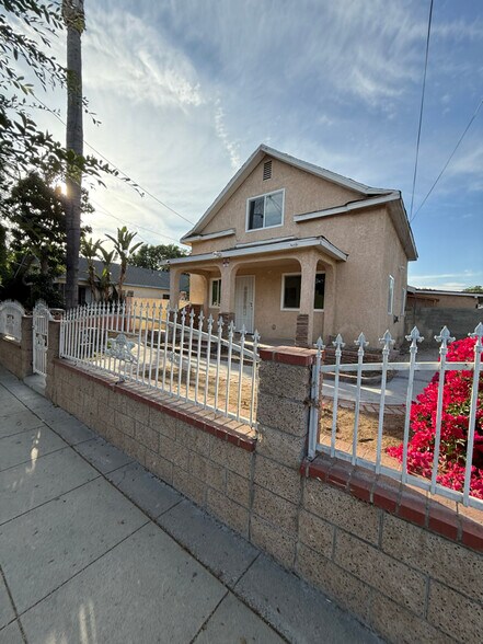 Building Photo - 727 E 11th St