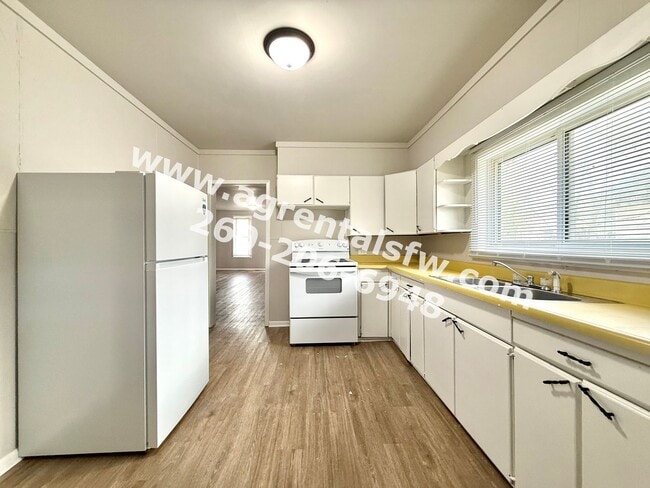 Building Photo - 2 Bedroom House