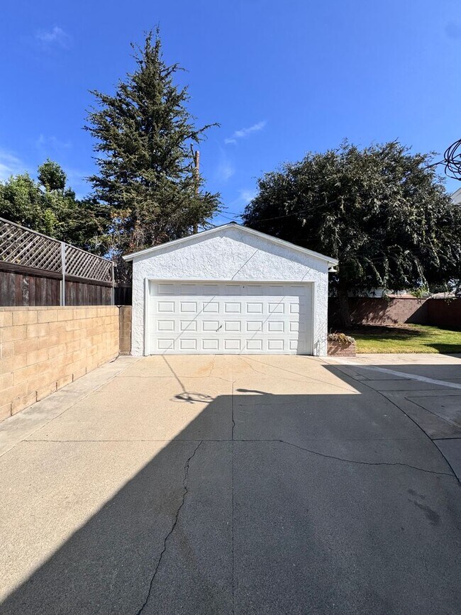 Building Photo - 5833 E Parapet St