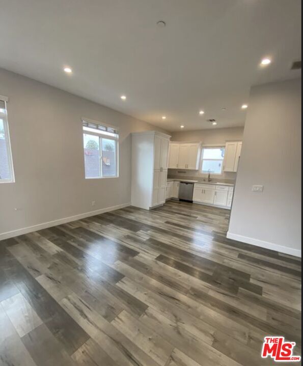 Building Photo - 3955 1/2 S Budlong Ave